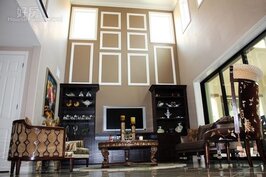 客廳挑高24英呎（約7米3），家具與瓷器擺設巧妙融合中式的精緻典雅與西式的端莊大器。
