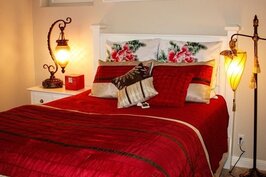 家中使用的寢具、抱枕上的花色都是專門訂做的，與牆上畫作相輝映。