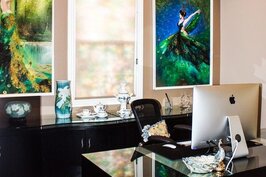 身為藝術家，居家空間自然是最好的作品展示場，辦公室牆上皆為周心怡畫作。
