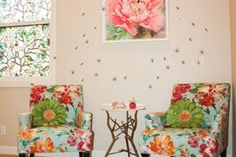 角落的佈置也很有巧思，牡丹畫作搭配花卉椅色彩繽紛。
