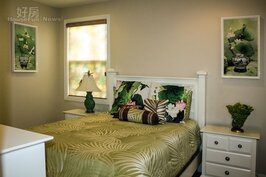 家中使用的寢具、抱枕上的花色都是專門訂做的，與牆上畫作相輝映。