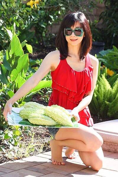 14-15.在爸媽的悉心照料下,瓜果結實累累,餐餐富足有餘。