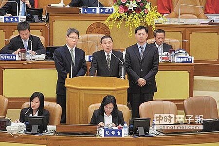 
新北市副市長侯友宜（第二排中）27日代請假的市長朱立倫，出席市政總質詢備詢。（池雅蓉攝）
 