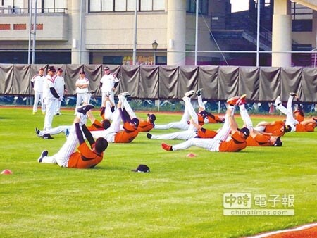 台南因氣候適宜韓國人冬天練棒球,因此本次韓職棒樂天巨人隊一軍選擇在台進行冬訓。真理大學表示,若合作順利,往後可能做長期冬訓基地。(萬于甄攝)