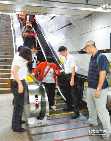 屏東縣盲人福利協進會日前在潮州車站欲搭乘電扶梯時，遭制止，相對台北捷運站暖心協助，協會呼籲社會重視視障行的權利。（屏東縣盲人福利協進會提供）