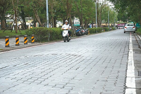 宜蘭文化中心前道路鋪設地磚凹凸不平,縣府計畫刨除改為柏油路面。 記者林縉明/攝影