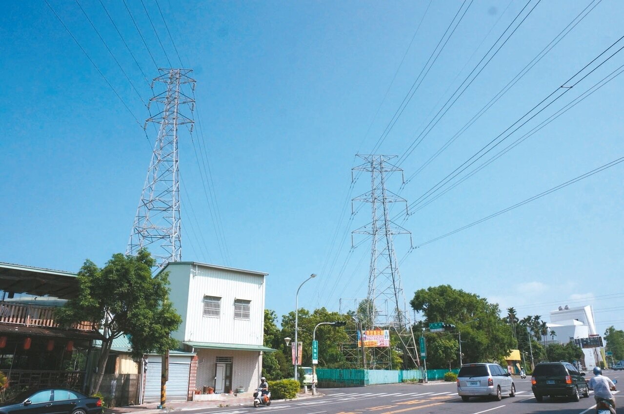 嘉義和睦線蘭潭高壓線路下地工程,將進行文雅街、民權東路到大雅路蘭潭邊的地下管線工程。 記者林伯驊/攝影