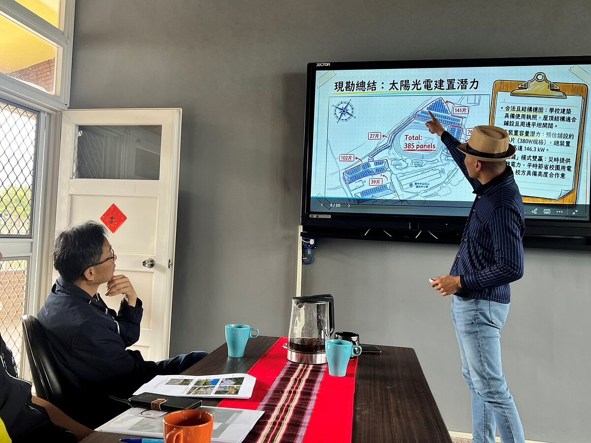 梨山國中小校長潘玉龍說明停電影響及微電網需求。圖／台中市政府提供