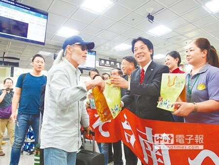 
台南、大阪首航，市長賴清德（前排右二）特別守候在機場出口迎接來自日本的旅客，並致贈小禮物。（洪榮志攝）
 