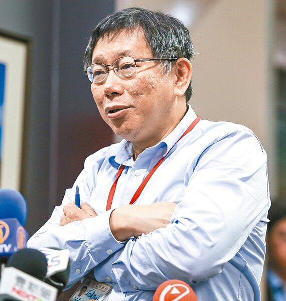 姚立明今天受訪時說,他一輩子都住宿舍,會搬入北市府官舍,是柯P(圖)主動邀請。 記者趙文彬/攝影