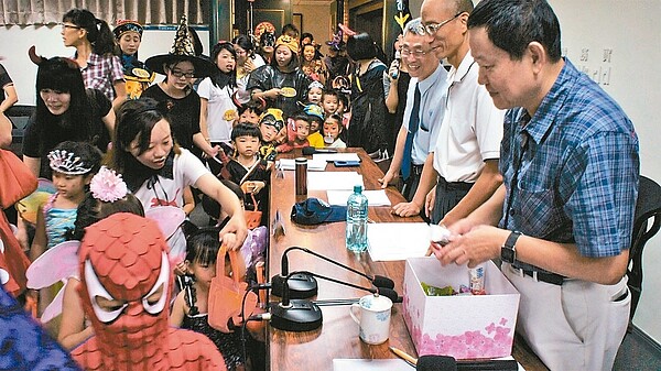 雲林家扶中心與環科大幼兒園孩童，昨天盛裝打扮向校長許舒翔（右一）等師長討糖吃。 記者李京昇／攝影