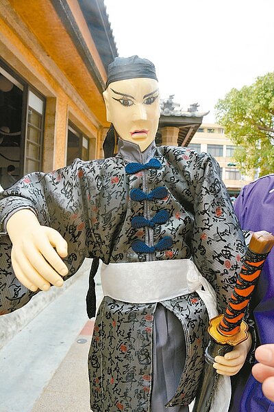 朱其島花費數十萬元重新打造?吧哖抗日主角余清芳、楊逵等全新木偶，每尊造價不菲。 記者吳淑玲／攝影