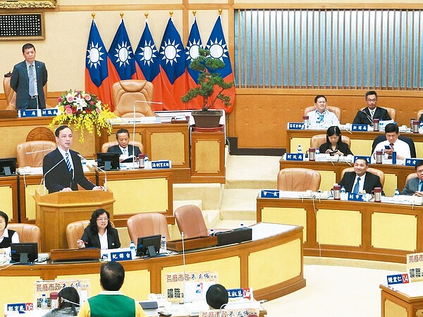 民進黨議會黨團製作市長朱立倫的人形立牌(圖左)放上報告台,副市長侯友宜(右前排)拒絕在座位答詢,認為不符慣例。 記者賈寶楠/攝影