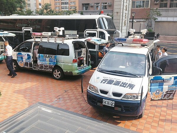 市警局昨天將五輛行動派出所集中在保大，改裝成機動派出所。 記者李承穎／攝影