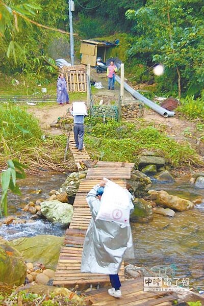 遇大雨斷歸路 居民求橋一下(曾百村攝)