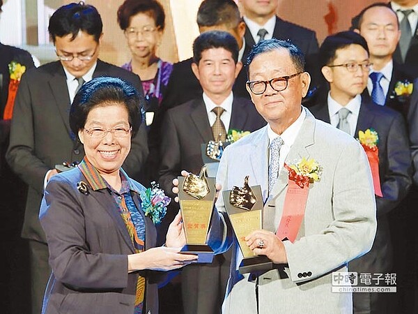 「台開集團金門風獅爺商店街」昨獲得第17屆國家建築金質獎，董事長邱復生（右）從監察院長張博雅（左）手中接到獎項。（台開提供）