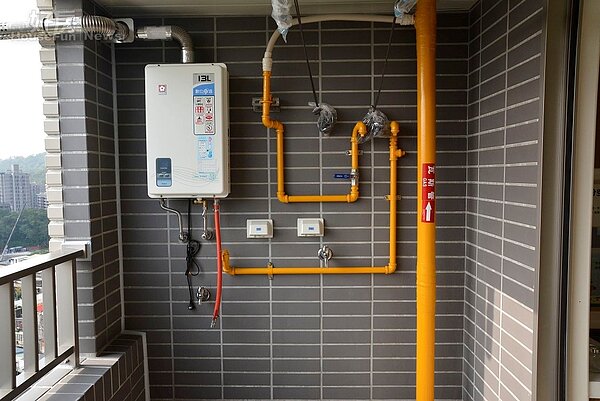 興隆公營宅旁熱水器置於陽台外面，符合安全規範。（好房網News記者 陳韋帆／攝影）