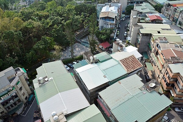 興隆公營宅旁有許多頂加違建,由於多數為低樓層老舊建築,一目了然。(好房網News記者 陳韋帆/攝影)