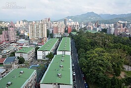 附近除了住宅區，還有大面積公園綠地，整個空氣非常清新。