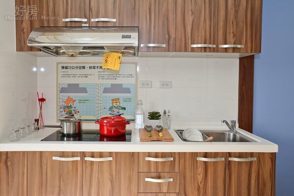 興隆公營宅廚房以通用設計精神作為基礎設計。（好房網News記者 陳韋帆／攝影）