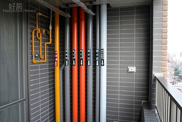 興隆公營宅旁瓦斯管與排水管等管線設計於陽台外面。(好房網News記者 陳韋帆/攝影)