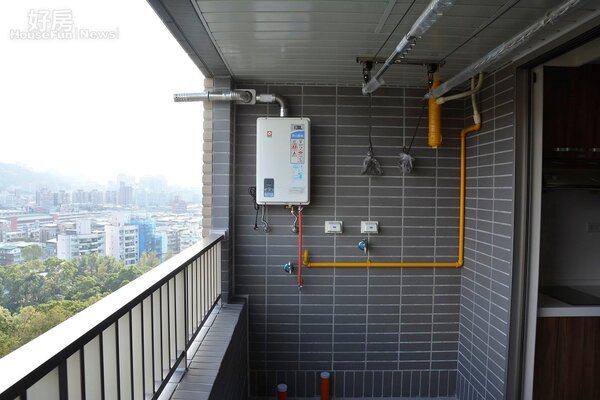興隆公營宅旁熱水器置於陽台外面，符合安全規範。（好房網News記者 陳韋帆／攝影）