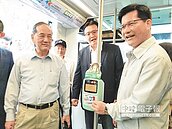 輕軌初體驗　林佳龍喊讚