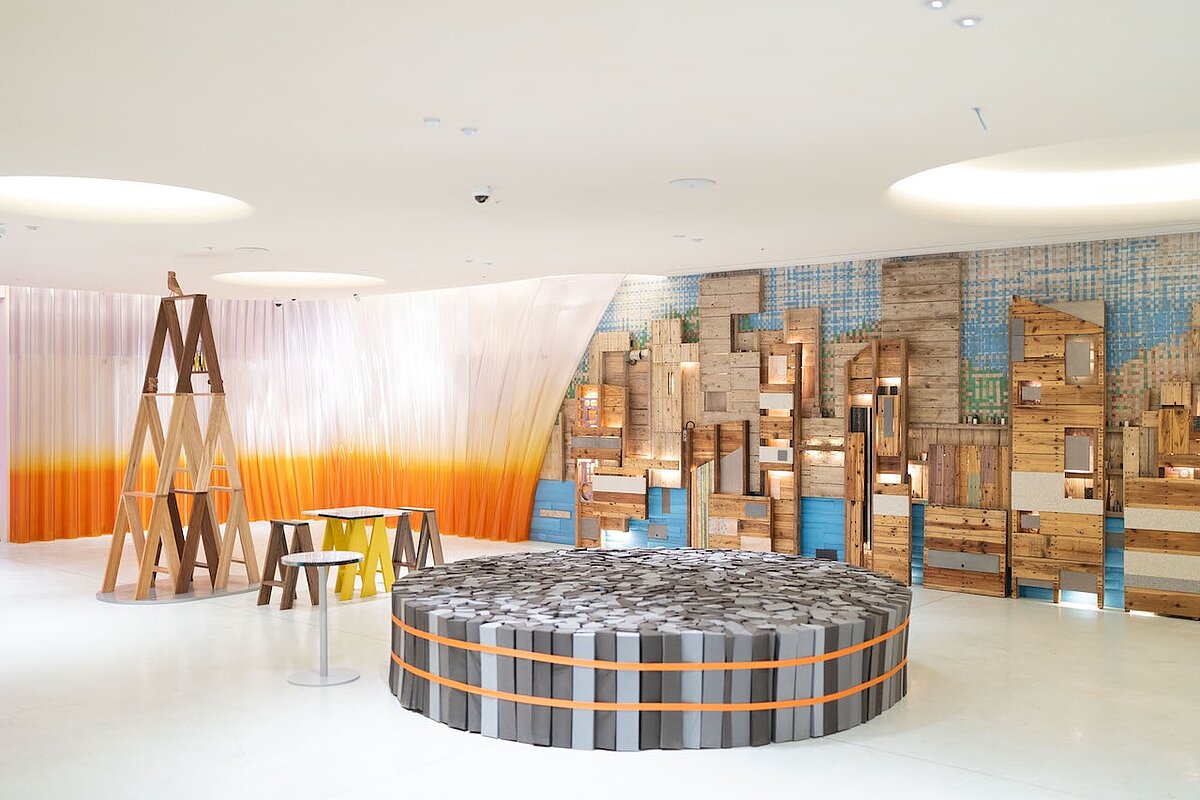 以再生塑料打印成3D列印牆，結合由廢棄石材、木材邊料、聚乙烯廢料所組成的家具，打造兼具展示與交流的場域，體現再生與空間共用的永續理念。圖／業者提供