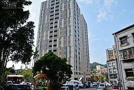 舊有安康社區部分已改建已為興隆公營宅正式啟用，由過去名聲良好潤泰集團打造。