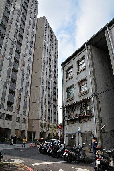 未改建的安康社區與新大樓興隆公營宅成為強烈對比。(好房網News記者 陳韋帆/攝影)