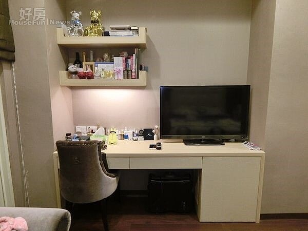 4.角落的工作桌,可以在這裡看書、上網。