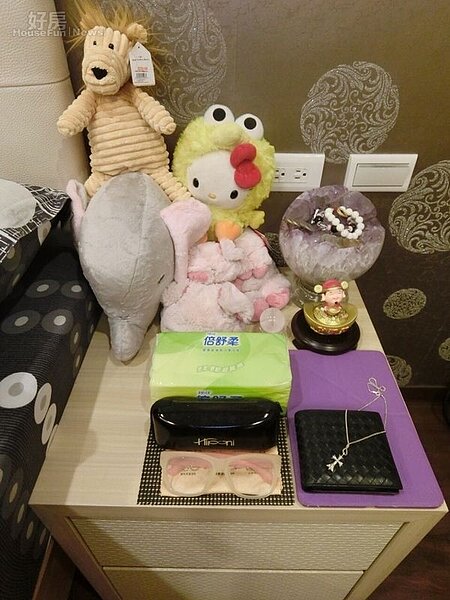 7.床頭櫃上擺有小聚寶盆與收藏將近8年的娃娃,趙芸表示這些全是她個人守護者。