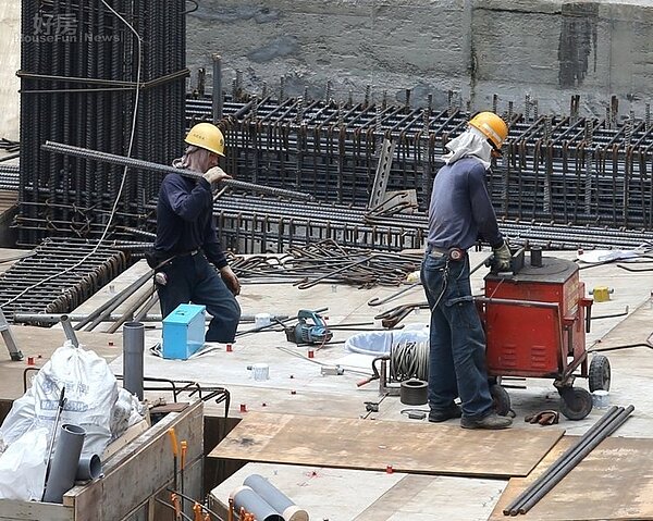 行政院會今日通過勞工退休金條例修正草案,讓勞退新制年資滿15年的勞工,可自由選擇領月退金或領一次退休金,讓勞工退休生活規劃更有彈性。(聯合報系資料照片)