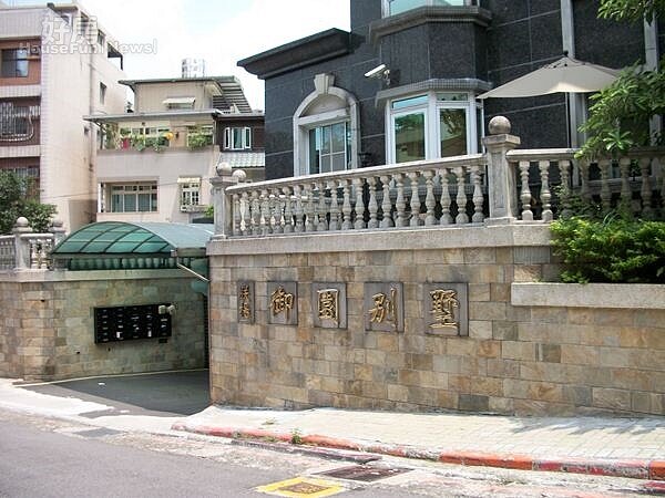 6朕揚「御園別墅」是「國花山莊」好鄰居,相隔步行只要1分鐘。