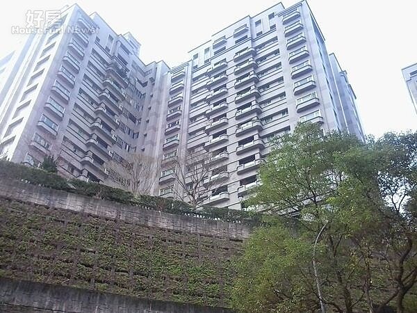 8「世界山莊」是軍功路上指標性大型社區。