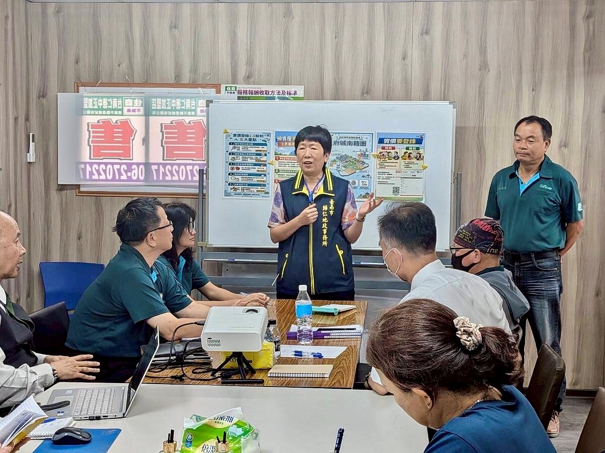 歸仁地政事務所實地走訪轄區仲介業與代銷業銷售現場，宣導實價登錄的正確觀念，並分享常見的申報錯誤樣態，確保房價資訊正確、透明。圖／台南市地政局提供

