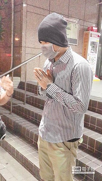 
台北101大樓人員在一樓中庭及82樓陽台，分別找到墜毀的空拍機機身及攝影鏡頭（左圖），隨即報警交警方處理。蔡姓男子，29日晚上北上到警局認領，並雙手合十頻頻道歉（右圖）。（林郁平攝）
 