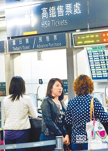 怎能同款價?高鐵12月1日啟用苗栗、彰化和雲林3站,北高站站停比直達車慢42分鐘,但票價一樣,外界批評四起。左為列車經過中部一處路段(本報資料照片),上圖為民眾購買高鐵票的情形(陳信翰攝)。