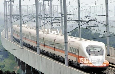 怎能同款價?高鐵12月1日啟用苗栗、彰化和雲林3站,北高站站停比直達車慢42分鐘,但票價一樣,外界批評四起。左為列車經過中部一處路段(本報資料照片),上圖為民眾購買高鐵票的情形(陳信翰攝)。