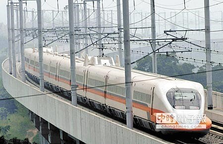 怎能同款價?高鐵12月1日啟用苗栗、彰化和雲林3站,北高站站停比直達車慢42分鐘,但票價一樣,外界批評四起。左為列車經過中部一處路段(本報資料照片),上圖為民眾購買高鐵票的情形(陳信翰攝)。