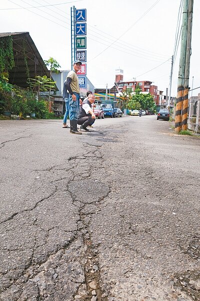 里民擔心道路若持續下陷龜裂,會造成大範圍塌陷。 記者賴香珊/攝影