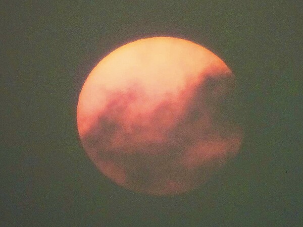 台中市昨空氣品質糟透了!有學者拍到血紅色落日,直指與PM2.5濃度偏高有關。 圖/取自台灣生態協會理事長楊國禎臉書