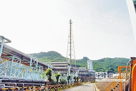 位於半屏山山腰的高雄煉油廠燃燒塔(右圖),是許多人辨識高雄到了的地標,被稱為那一把火,如今將隨關廠熄火。(李義攝)