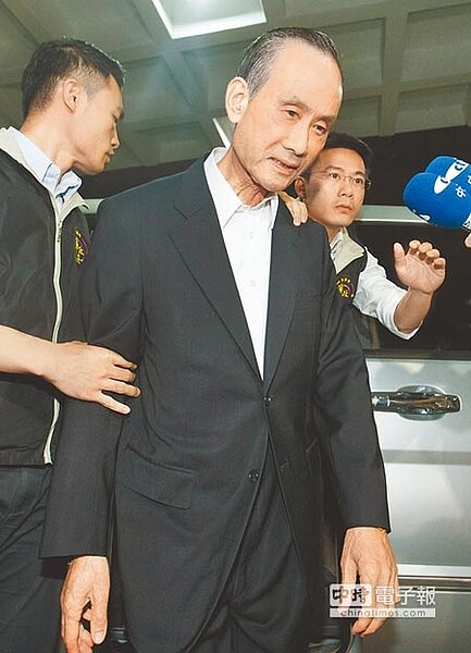 
遠雄集團創辦人趙藤雄葉世文翻版←↖↑前營建署長葉世文貪瀆案再爆案外案。台北地檢署檢察官30日指揮廉政署持11張搜索票，分頭搜索並約談涉收賄的洪嘉宏及遠雄集團創辦人趙藤雄、前副總魏春雄、「白手套」不動產業者黃慶銘等11人，晚間移送北檢複訊。（杜宜諳、張鎧乙攝）
 