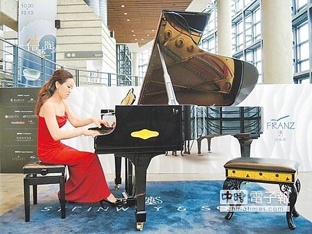 
名琴企業「史坦威」與當代陶瓷工藝「法藍瓷」跨界合作，打造以台灣日月潭為特色的「日月潭琴」，也首次在台灣亮相。（謝幸恩攝）
 