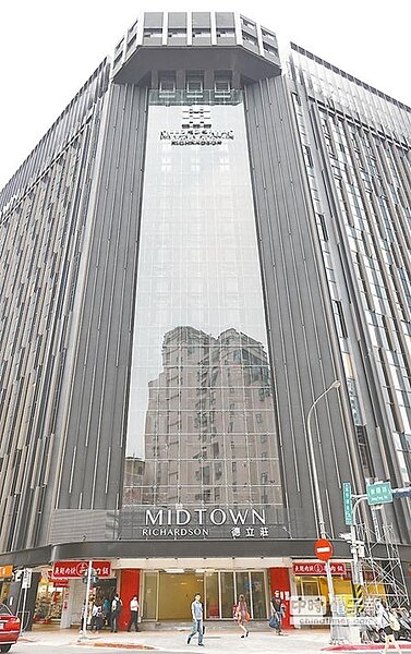 地標型旅店→↑西門町荒廢多年的力霸百貨,海霸王集團投資改裝成德立莊旅館,當年北市第一座透明電梯保留(右圖)。旅館剛試營運就有大批遊客湧入(上圖)。(陳君瑋攝)