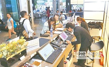 地標型旅店→↑西門町荒廢多年的力霸百貨,海霸王集團投資改裝成德立莊旅館,當年北市第一座透明電梯保留(右圖)。旅館剛試營運就有大批遊客湧入(上圖)。(陳君瑋攝)
