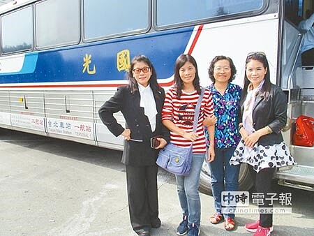 
前國光小姐昨參加懷舊之旅，向灰狗巴士道別。（楊竣傑攝）
 