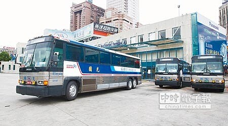 國光客運目前僅剩的33輛灰狗巴士將退役。(杜宜諳攝)