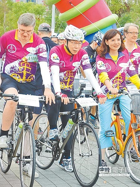 
台北市長柯文哲（中）昨參加「Velo-city Global 2016國際記者會及自行車環台北騎乘活動」，他以約4小時完成69.55公里路程。（張潼攝）
 